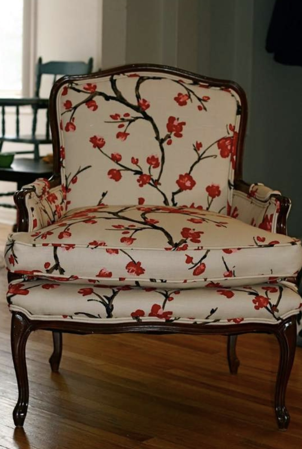 Sillón bergère restaurado con tela floral